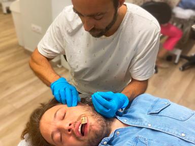 Fisioterapeuta a realizar acompanhamento clinico da regiao cranio-cervico-mandibular